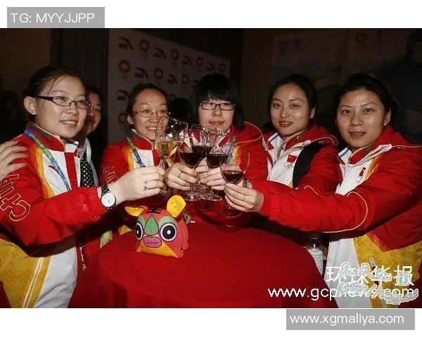 足球明星欢聚一堂举杯庆祝精彩瞬间视频回顾